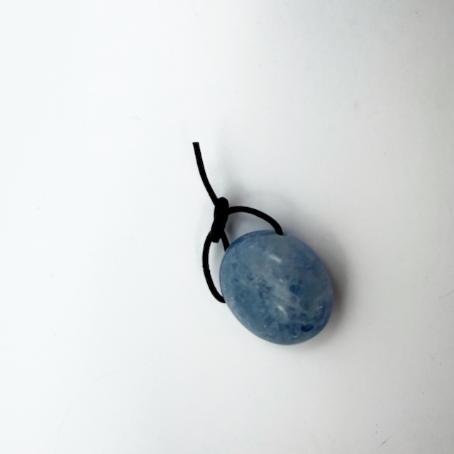 Calcit blau Anhänger Trommelstein gebohrt