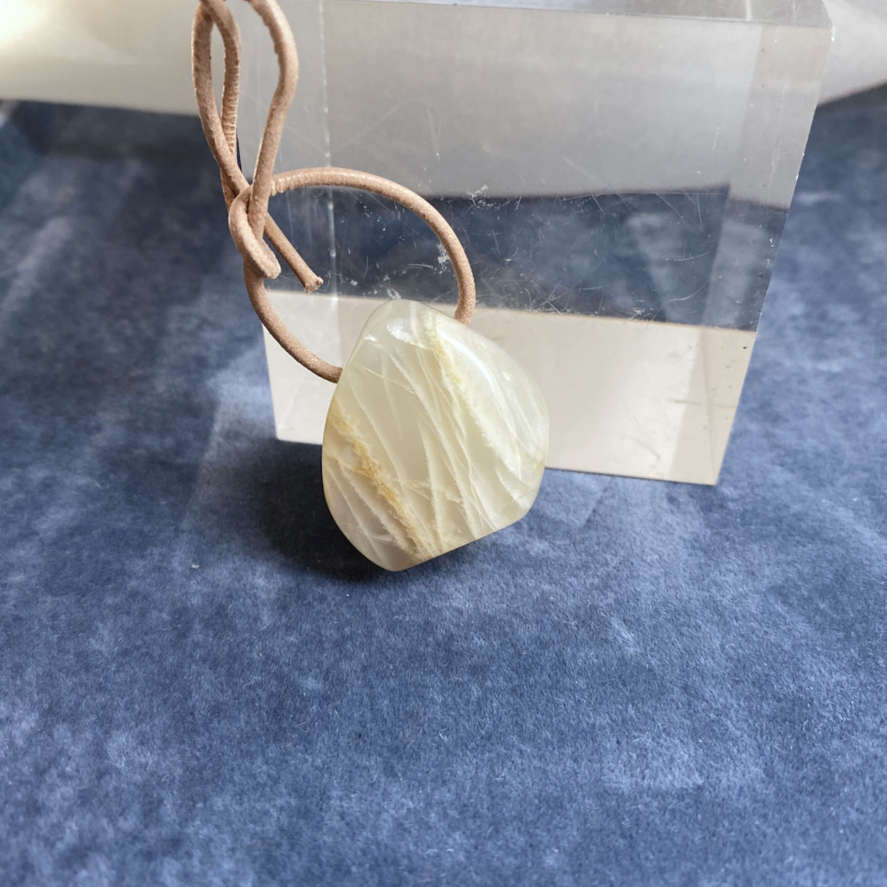 Mondstein Anhänger Trommelstein gebohrt