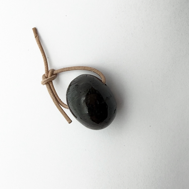 Schörl - Turmalin schwarz Anhänger Trommelstein gebohrt