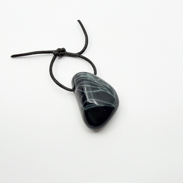 Spiderweb Obsidian Trommelstein gebohrt