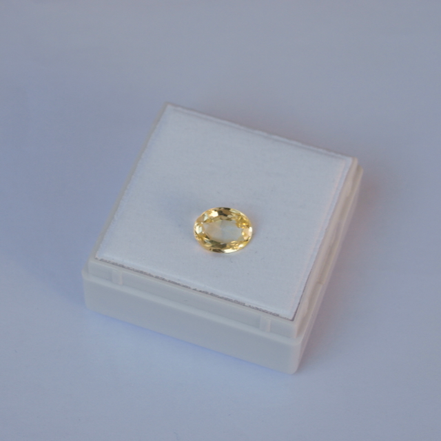 Safir gelb facettiert oval 2,29 Karat