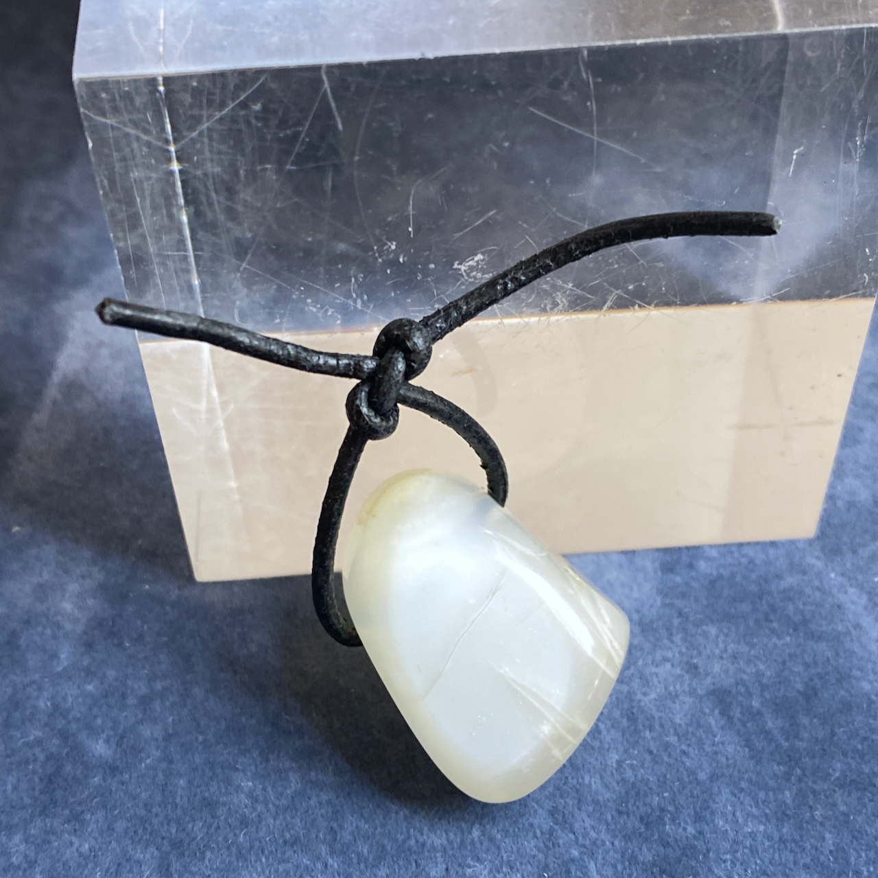 Mondstein Anhänger Trommelstein gebohrt