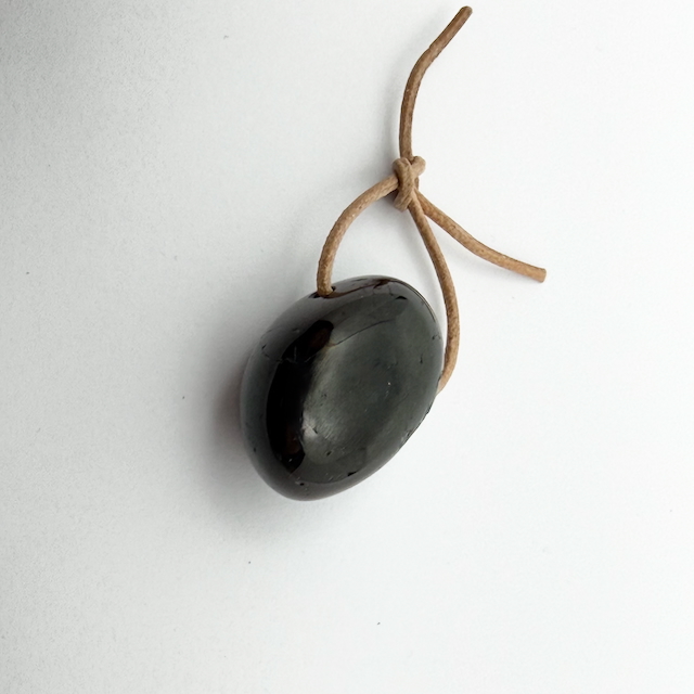 Turmalin schwarz Schörl Anhänger Trommelstein gebohrt