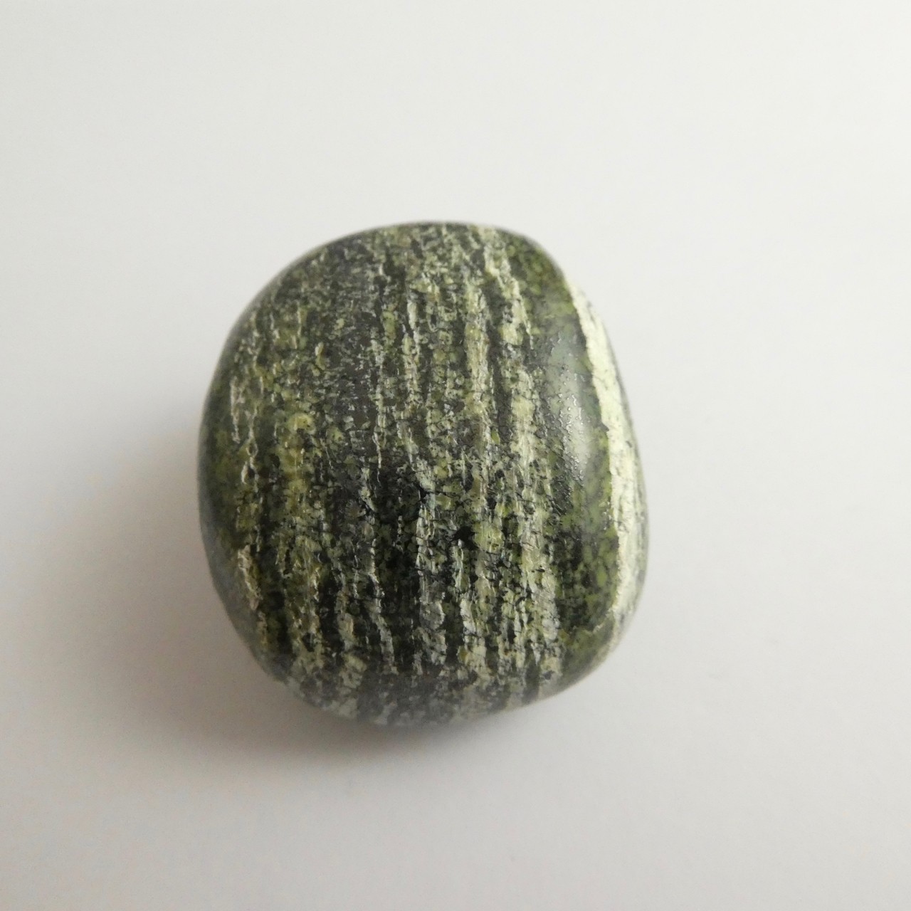Silberauge Serpentin Trommelstein