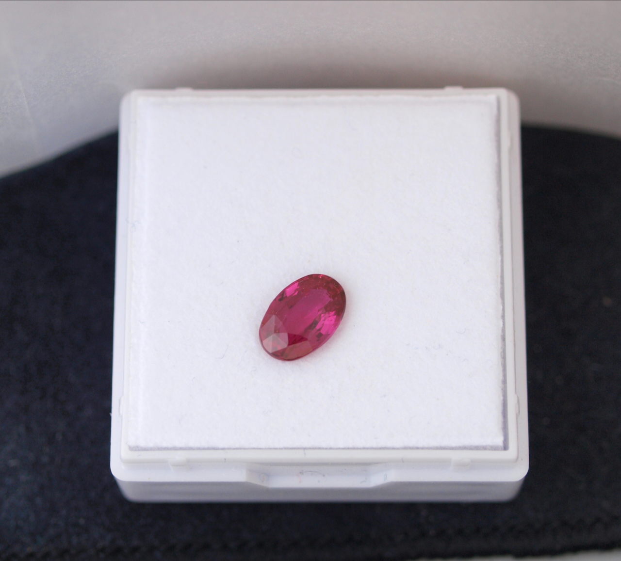 Rubin facettiert oval 2,01 Karat natur rot