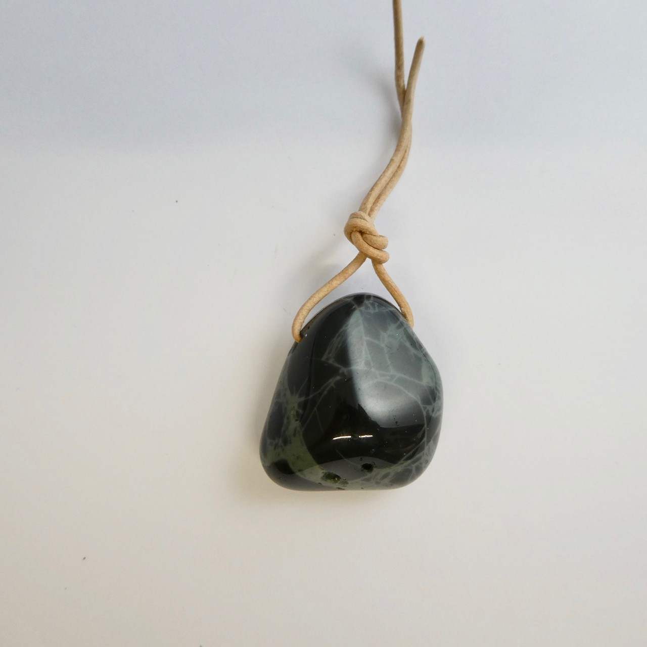 Spiderweb Obsidian Trommelstein gebohrt