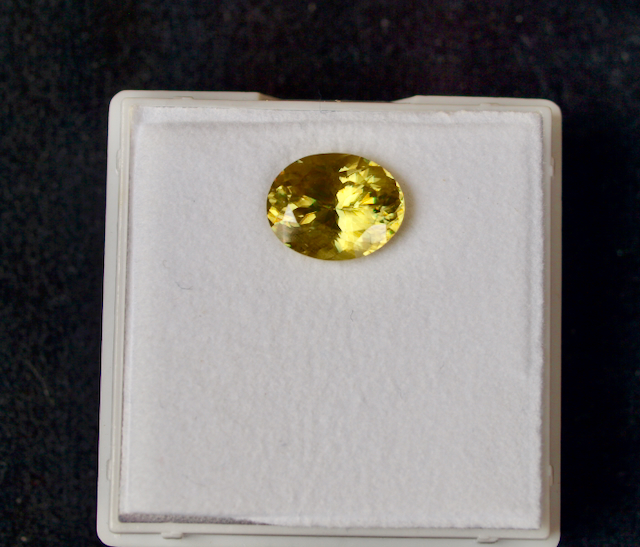 Sphen - Titanit facettiert 3,7 Karat Sphen - Titanit facettiert 3,7 Karat