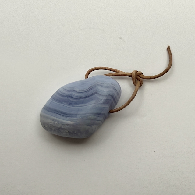 Chalcedon Trommelstein Anhänger