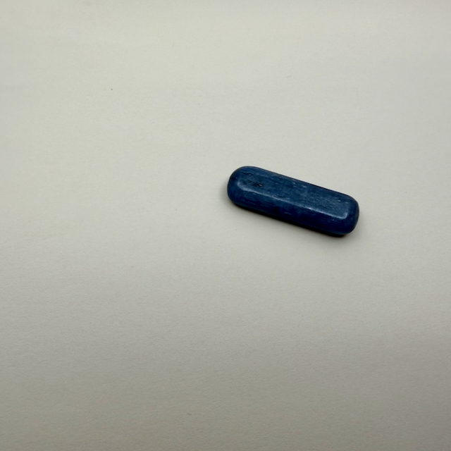 Cyanit Disthen blau poliert  Trommelstein