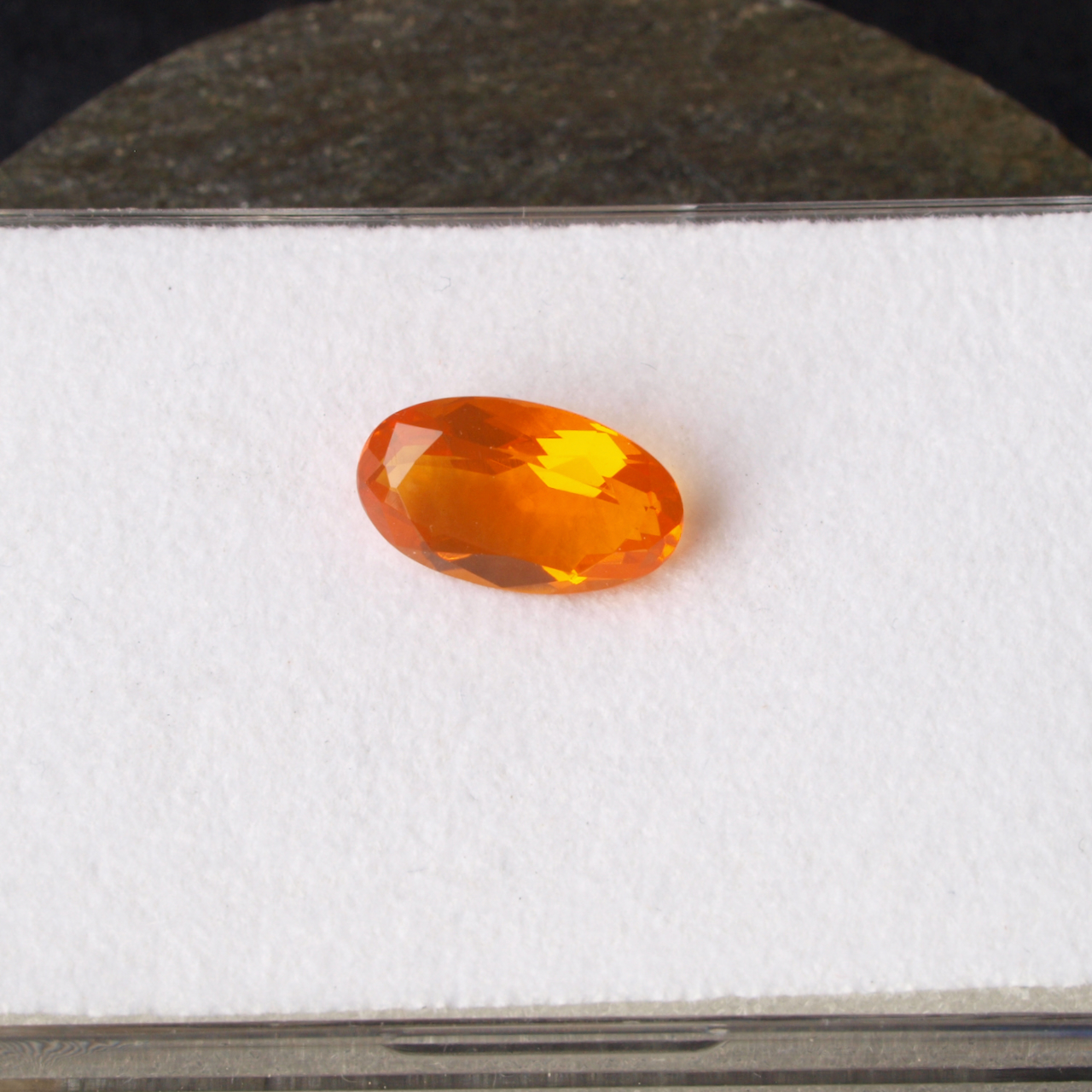 Feueropal facettiert oval 2,2 Karat Feueropal facettiert oval 2,2 Karat