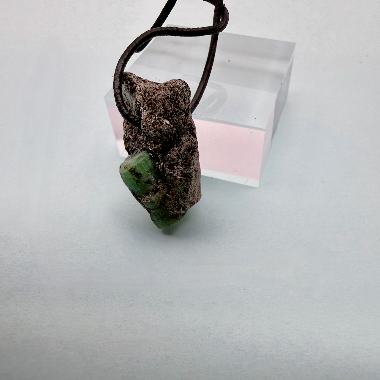 Smaragd Naturstein Anhänger gebohrt