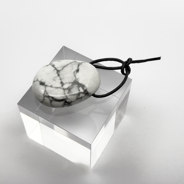 Magnesit Trommelstein gebohrt