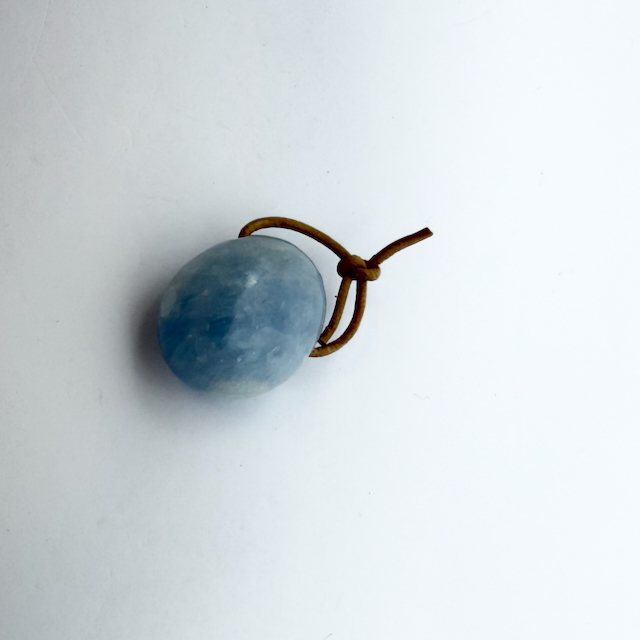 Calcit blau Anhänger Trommelstein gebohrt