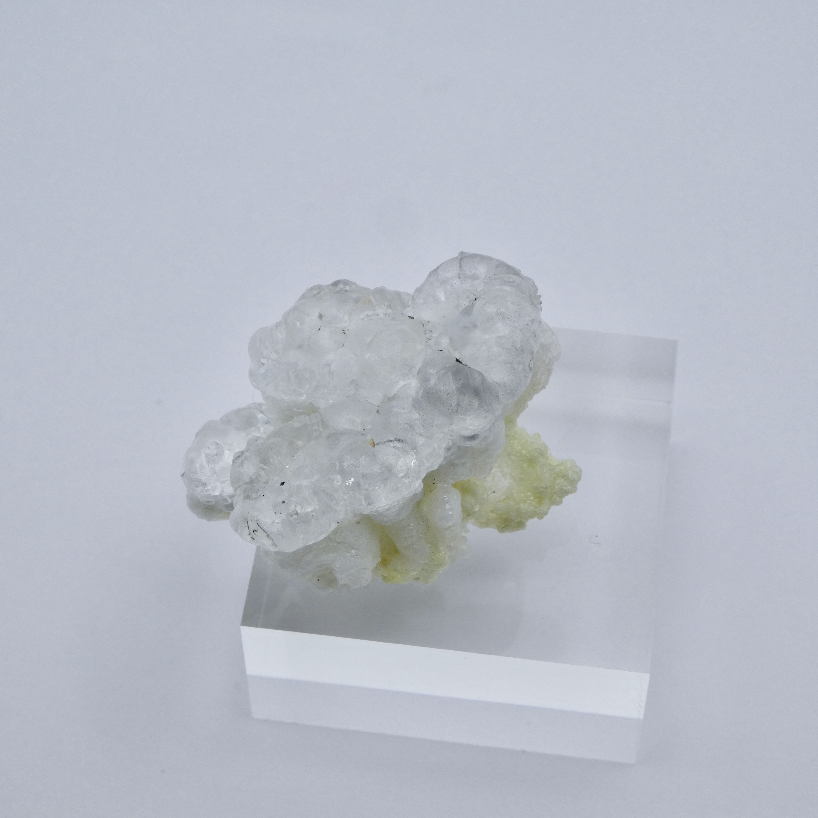 Hyalith - Wasseropal auf Matrix