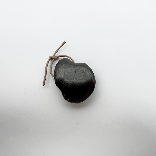 Schungit Anhänger Trommelstein gebohrt