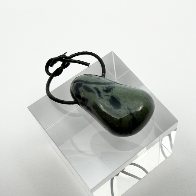 Spiderweb Obsidian Trommelstein gebohrt