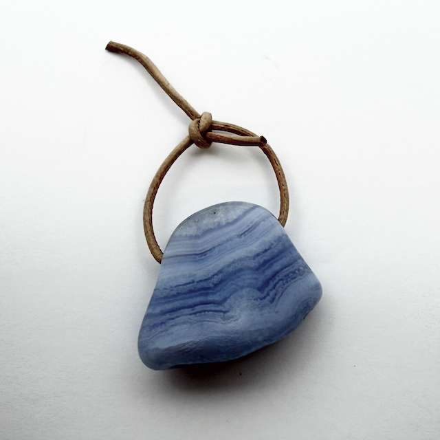 Chalcedon Trommelstein Anhänger