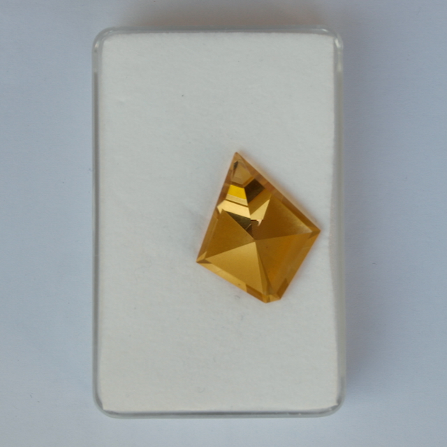 Citrin Drachenform Dragoncut facettiert 
