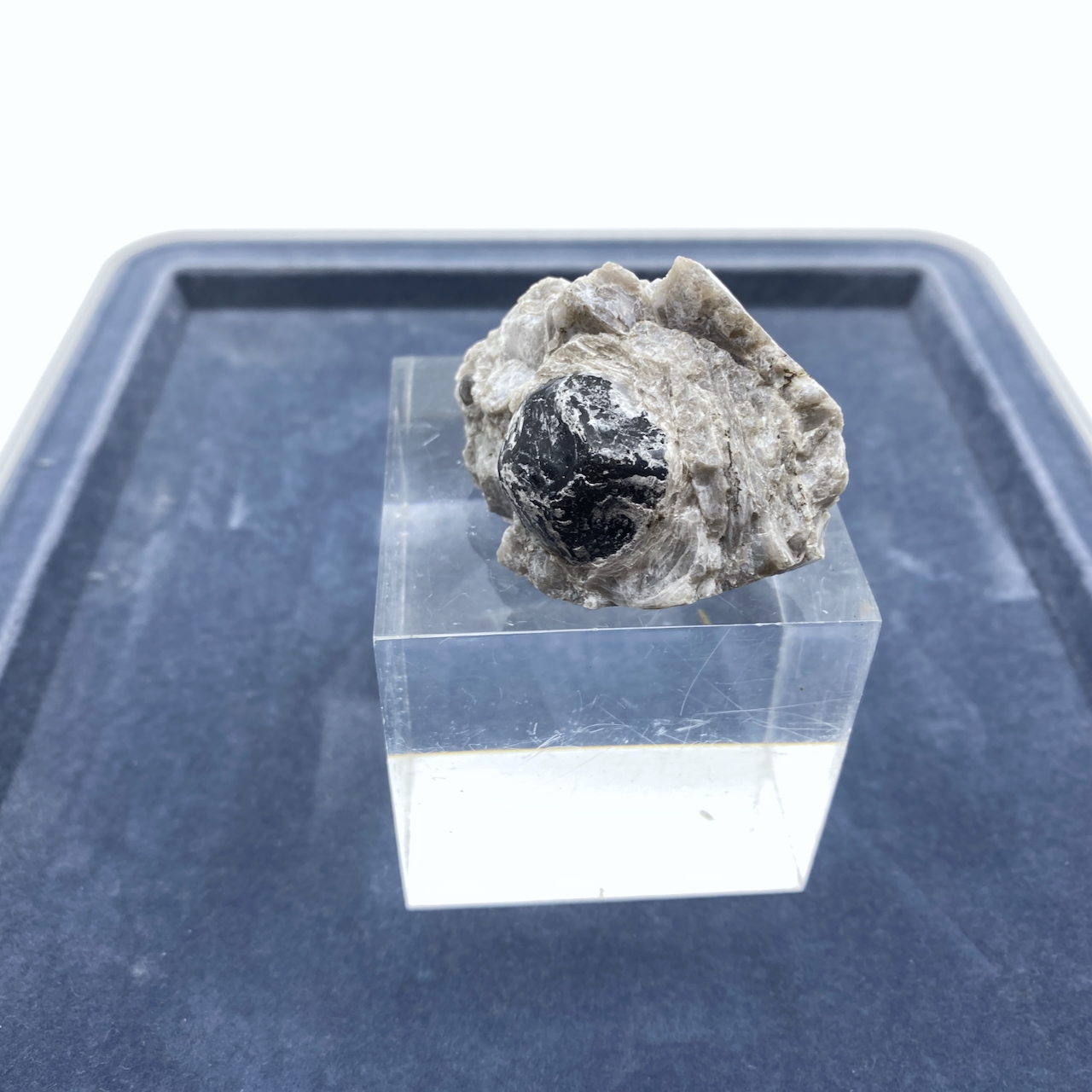 Apachentränen Obsidian Naturkristall in Matrix