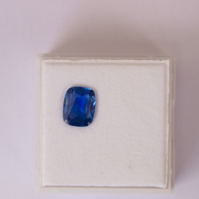 Safir blau natur 3,30 Karat facettiert cushion