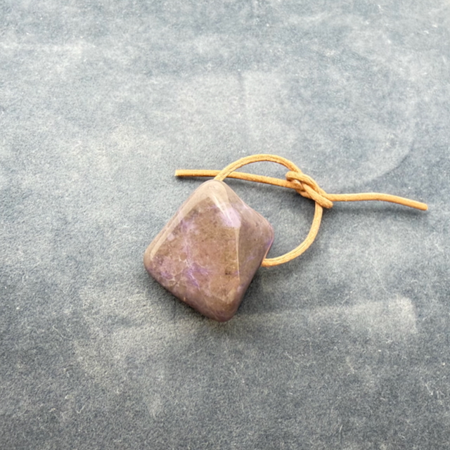 Lavendeljade - Jadeit lila Anhänger Trommelstein gebohrt