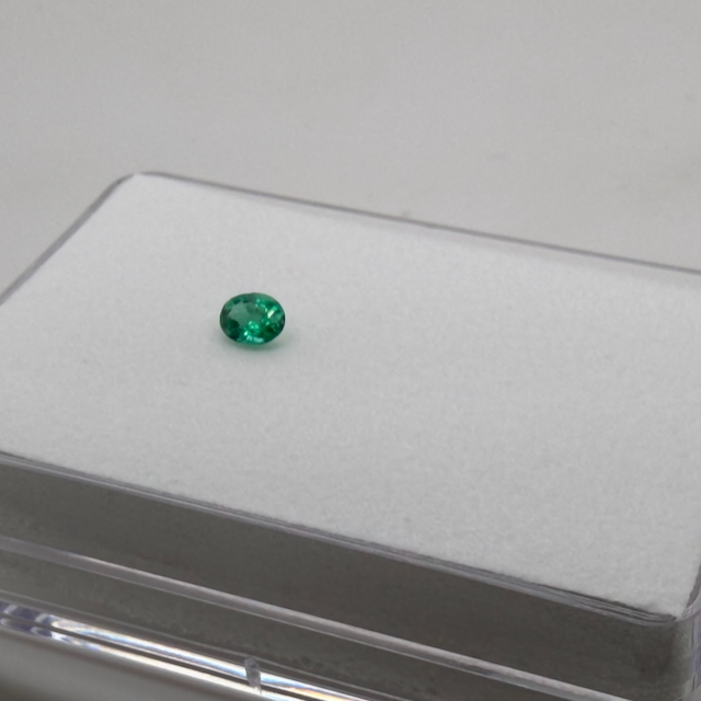 Smaragd facettiert oval