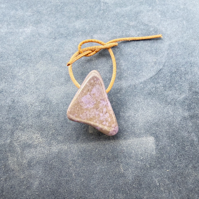 Lavendeljade - Jade lila Anhänger Trommelstein gebohrt