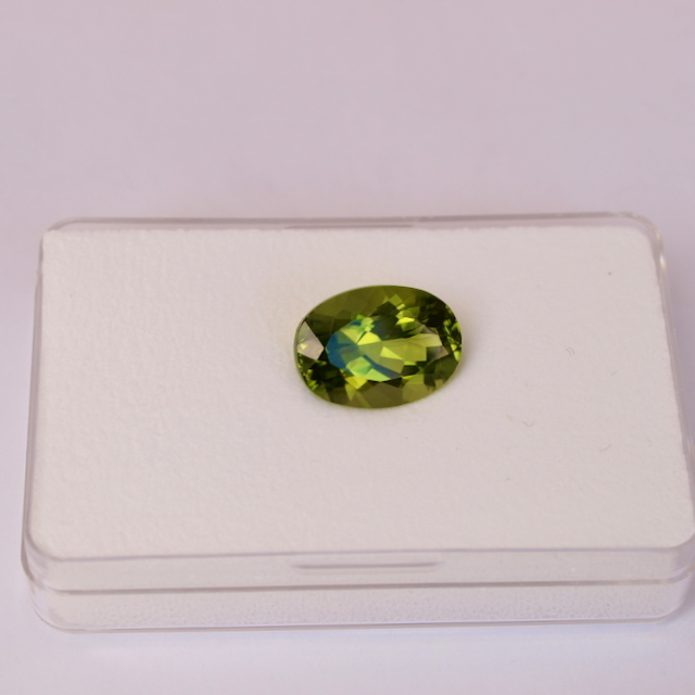 Peridot Chrysolith facettiert 14x10 oval 7,4 Karat