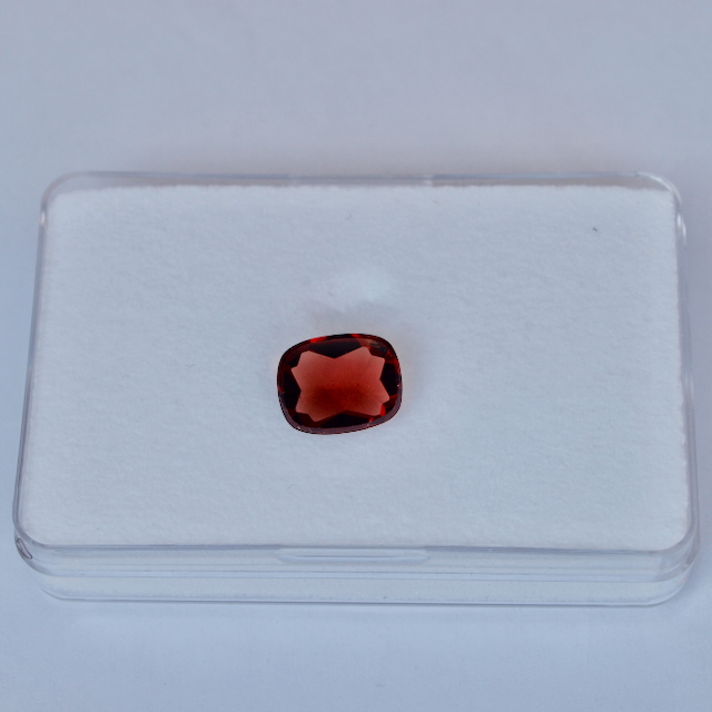 Rhodolith Granat facettiert 10x8mm cushion