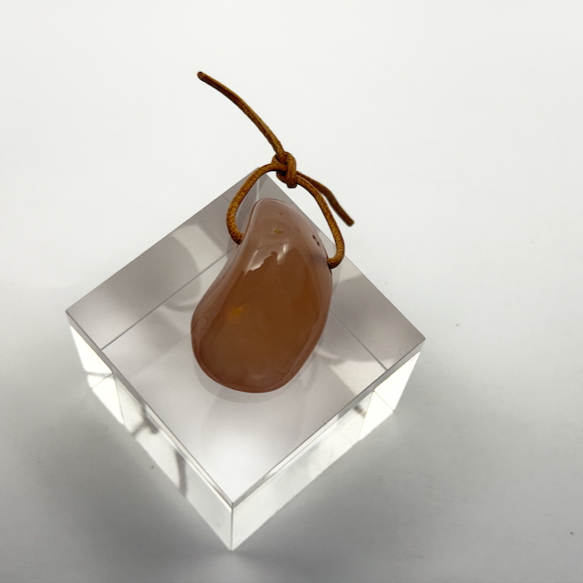 Chalcedon rosa Trommelstein gebohrt