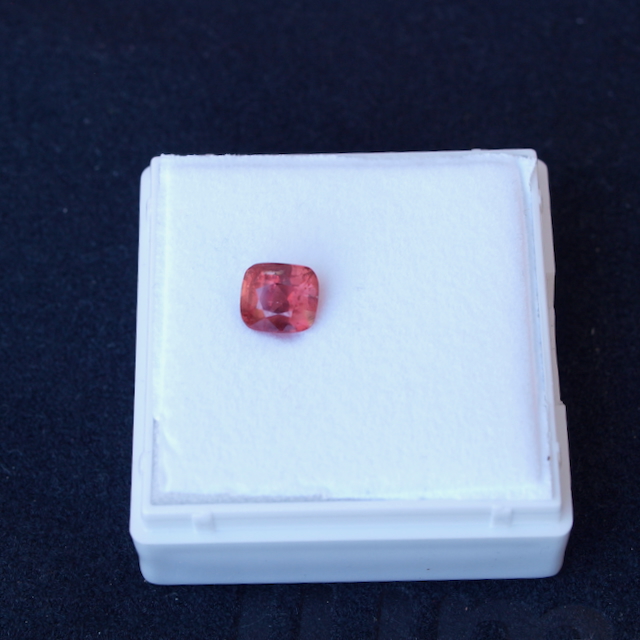 Padparadscha Safir orange-rot facettiert 1,62Karat
