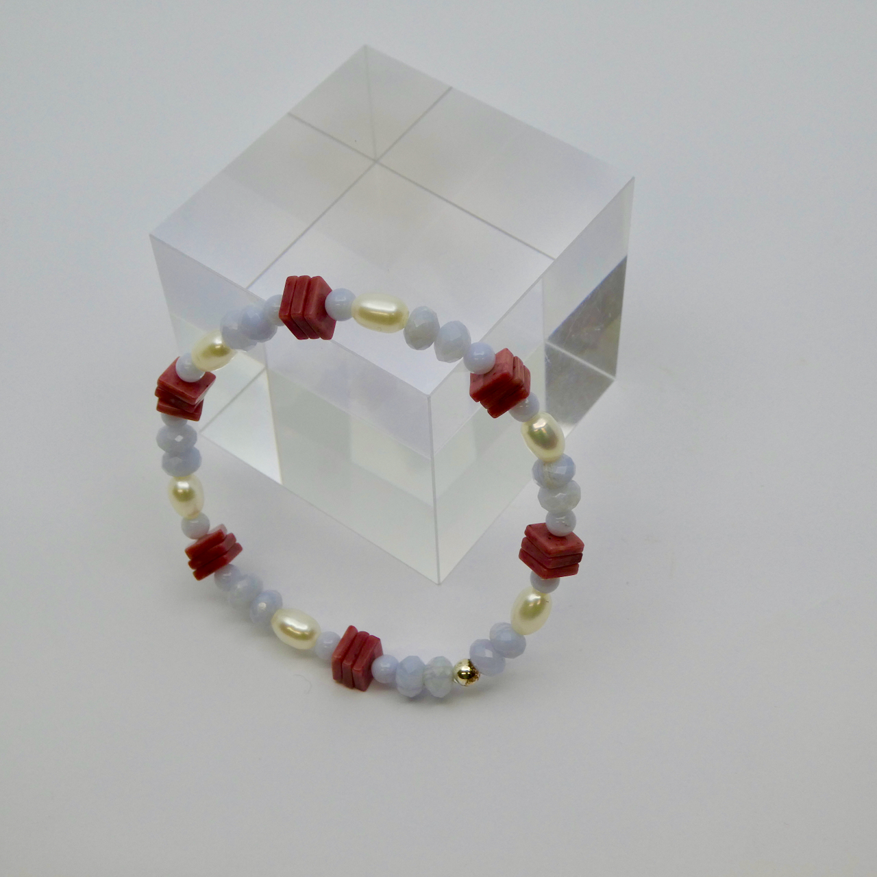 Chalceon blau weiß- Rhodonit - Perlen Armband Unikat